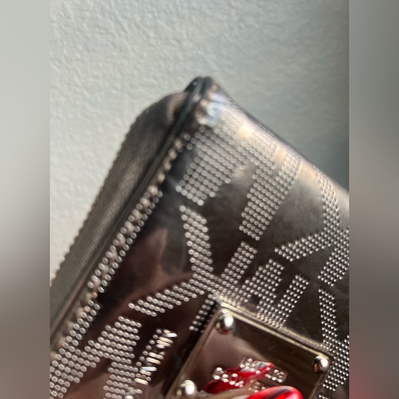 Michael  Kors Jet Set patent logo debossed zip-around wallet. SILVER METALLIC - Picture 9 of 12